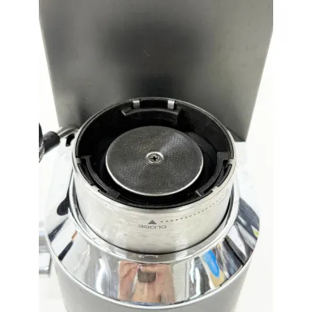 Ekspres kolbowy ciśnieniowy De longhi Dedica Style EC685.BK